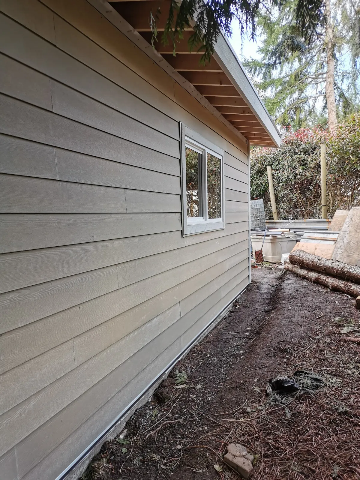 Beige lap siding on the side wall of a garage